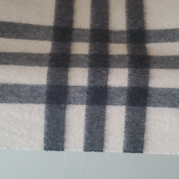 Burberry cashmere scarf in trench color - Picture 2 of 4